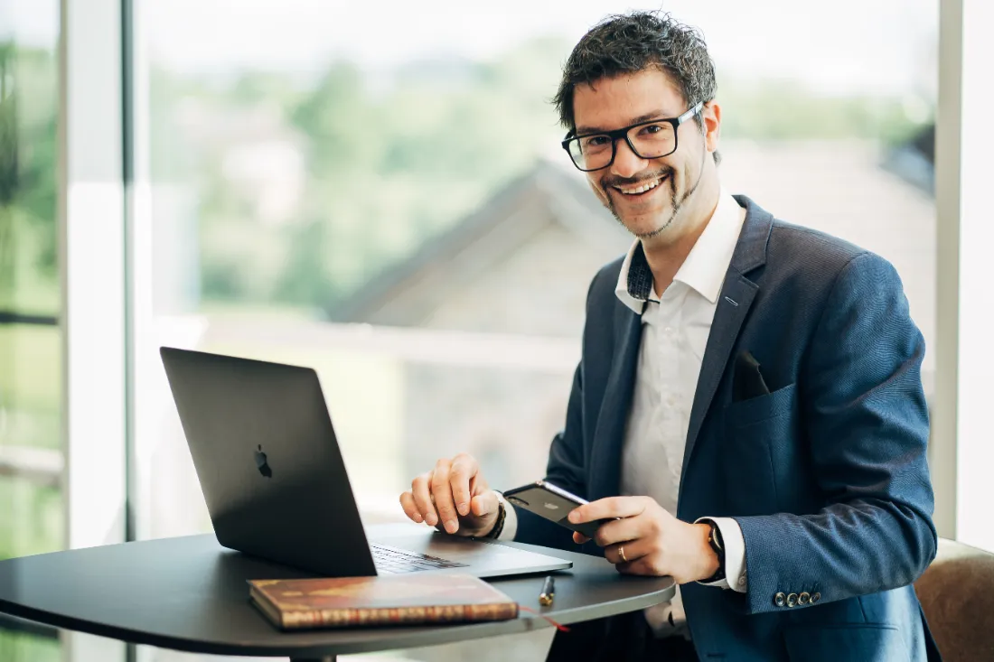 Raphael Stenzhorn am MacBook