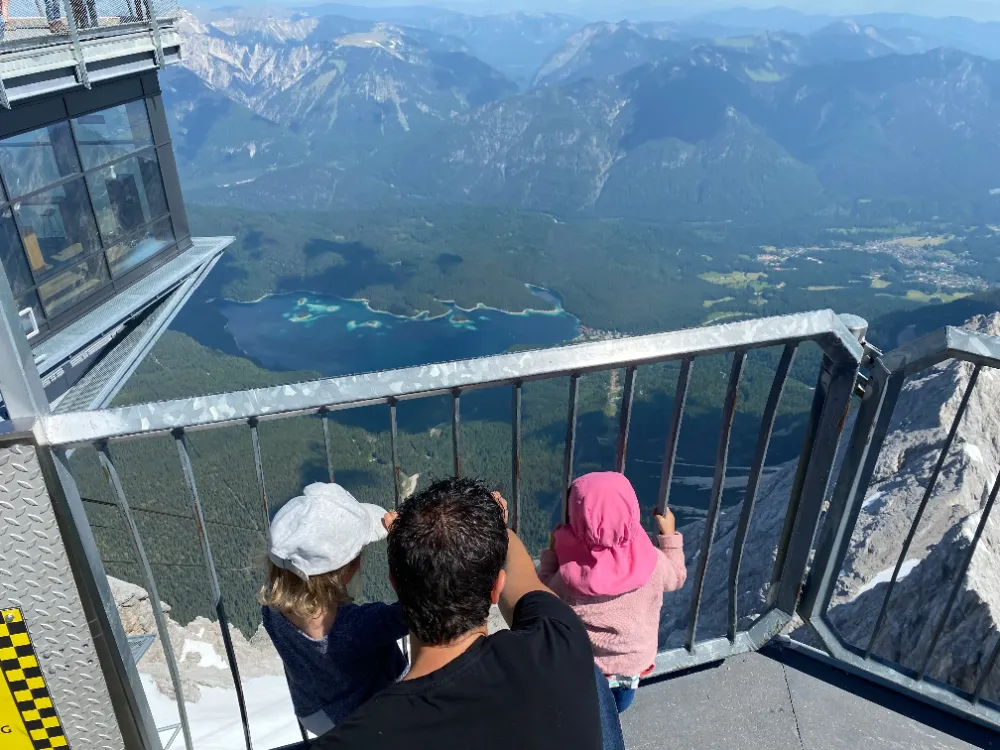 Raphael mit seiner Familie am Aussichtspunkt